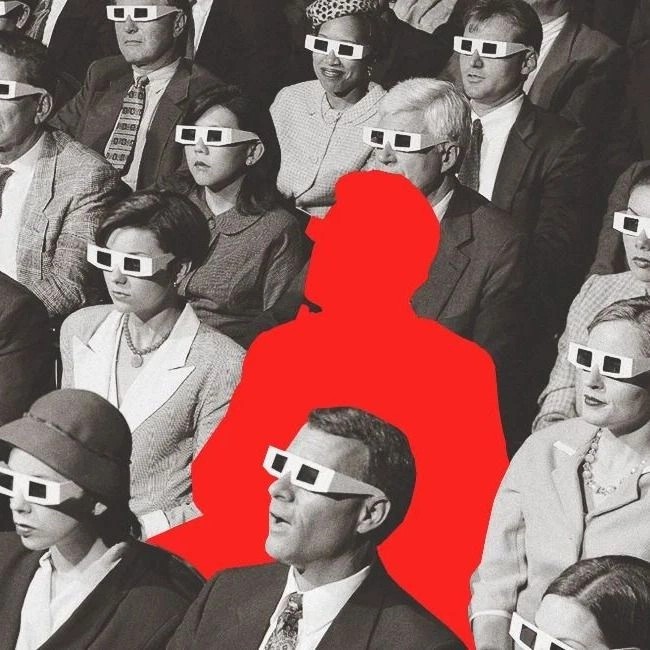 3D gözlüklü sinema seyircileri ve kırmızı silüet