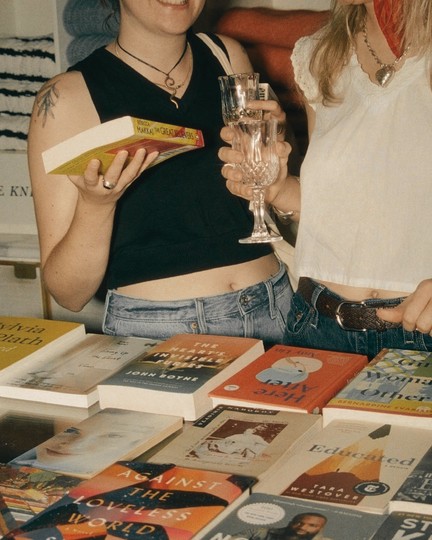 Kitap standında sohbet eden iki kişi