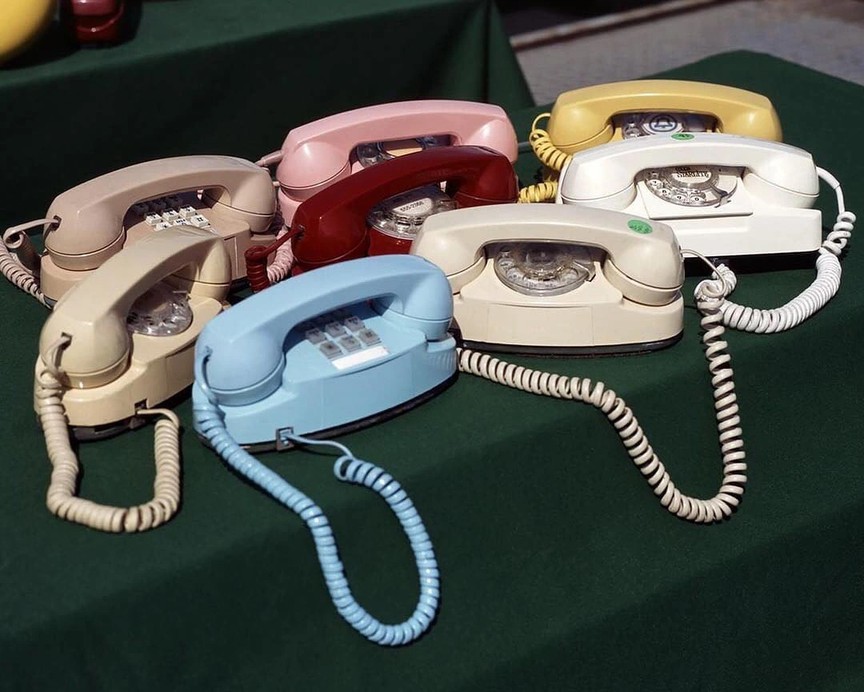 Yeşil masa üstünde renkli vintage telefonlar